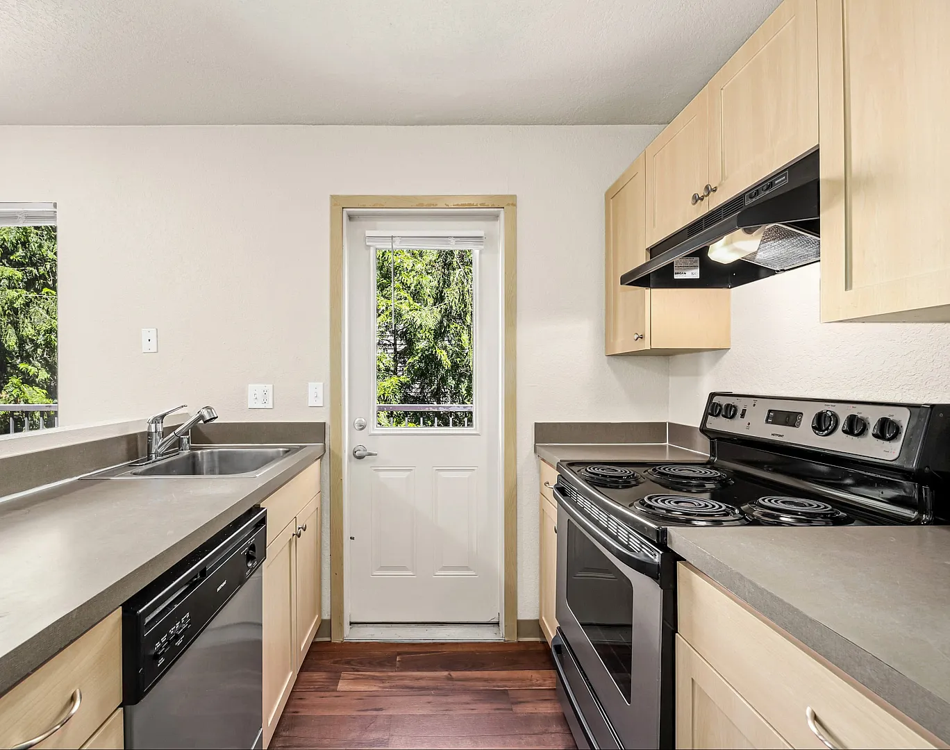 ReNew Northline - Modern Kitchen