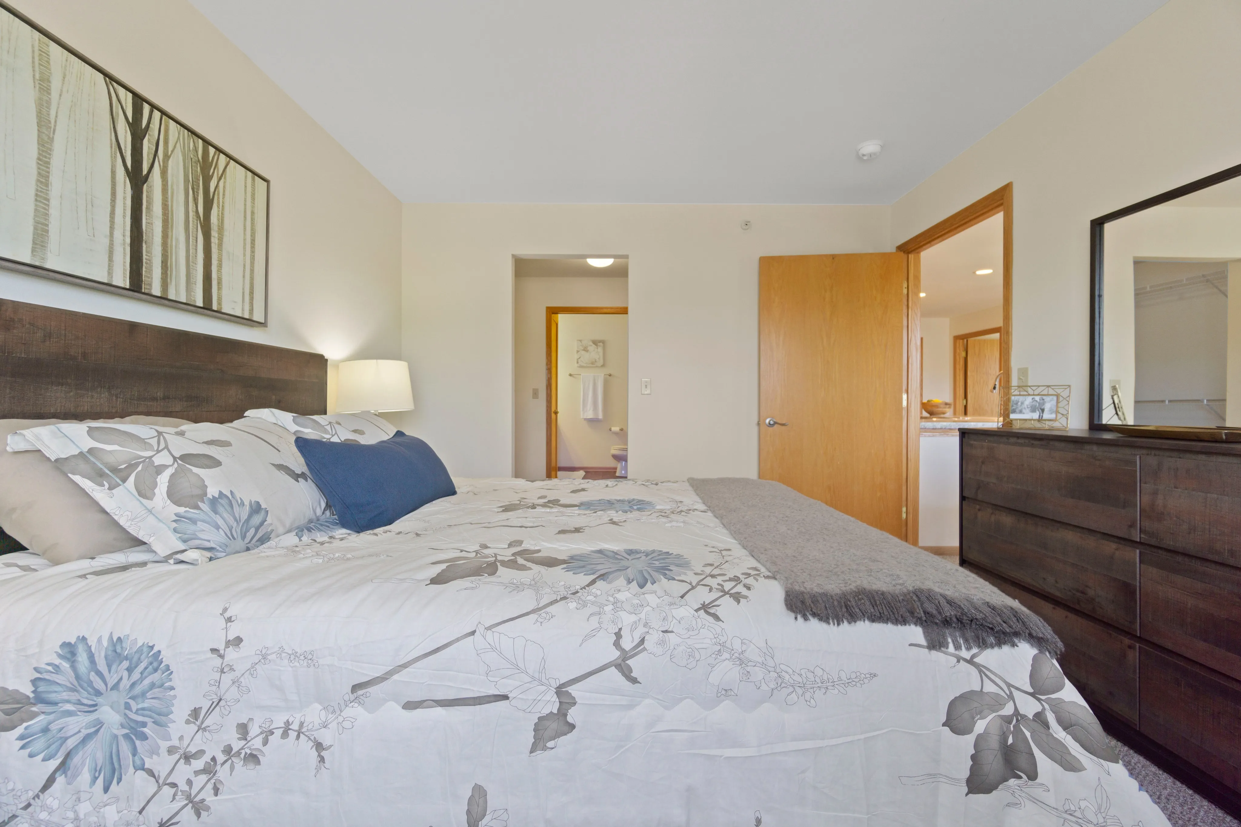 Photo Gallery & Tour Saddle Brook Apartments