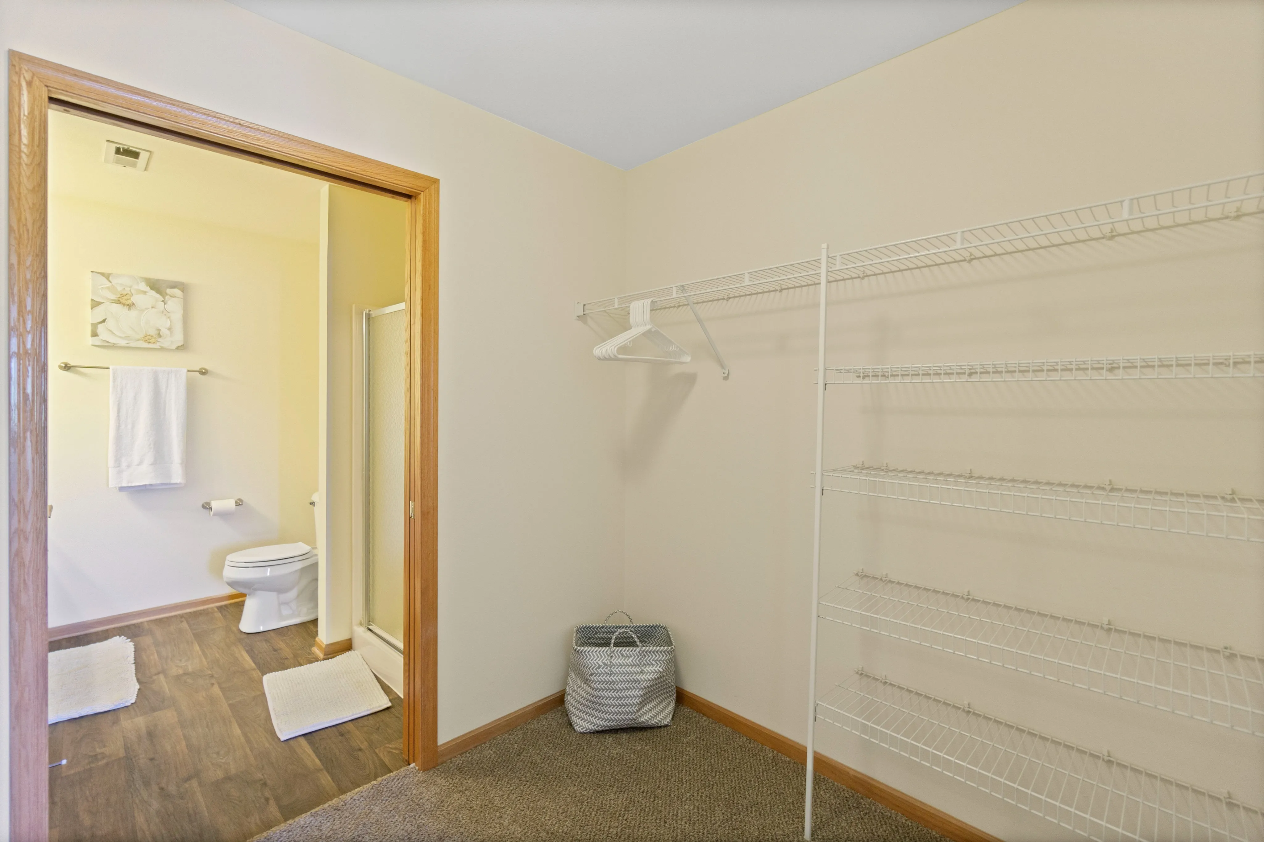 Photo Gallery & Tour Saddle Brook Apartments