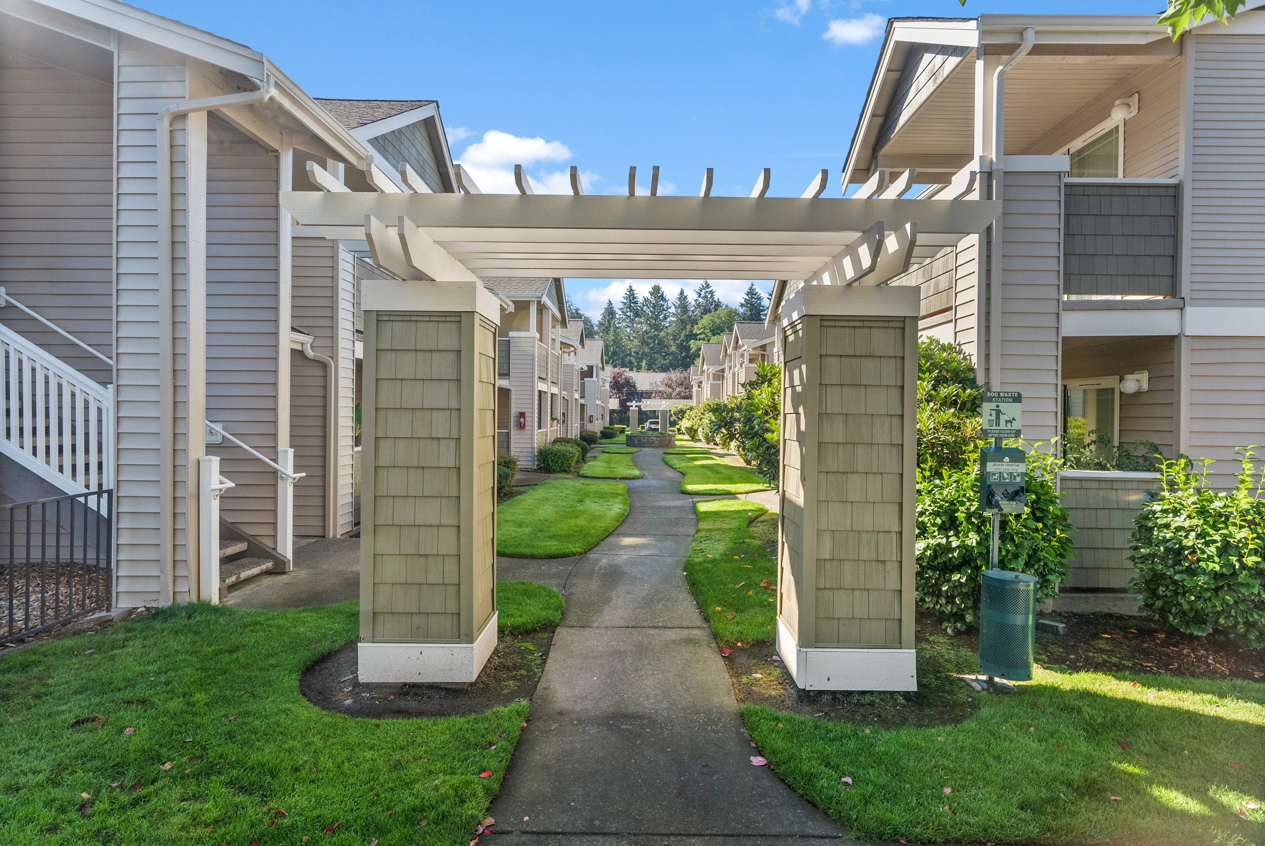 Community Courtyard l Apartments for Rent in Tacoma, WA l Cedar Court Apartments