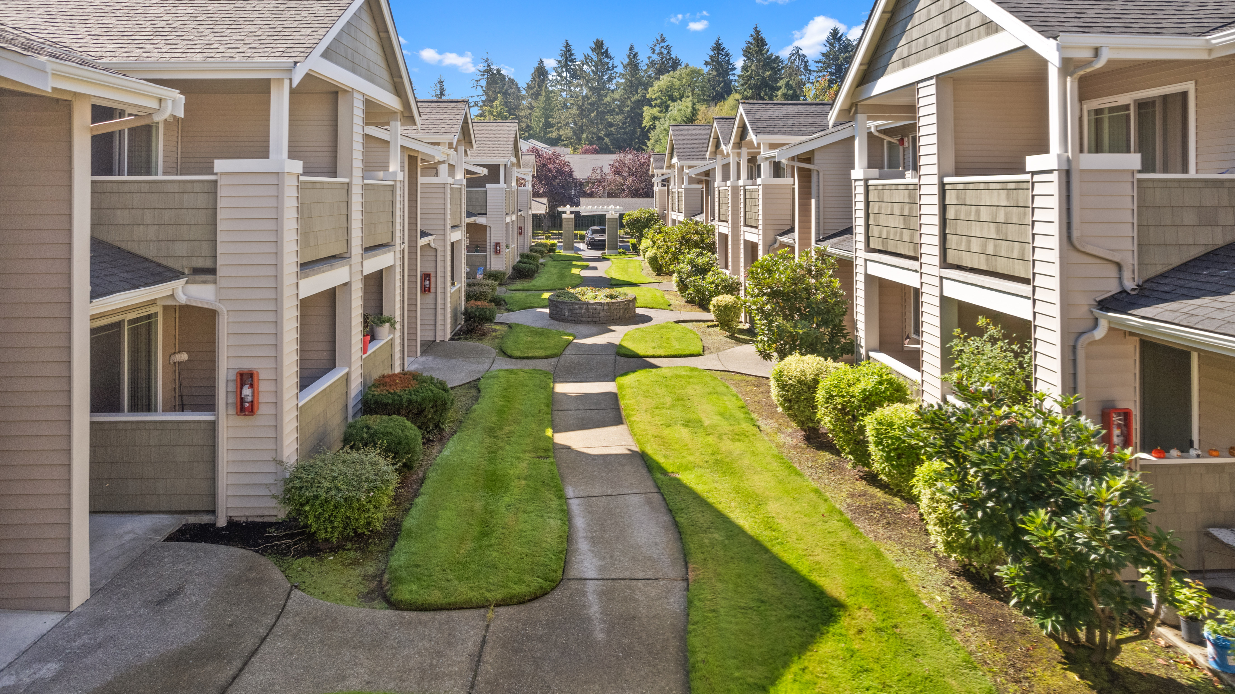 Community Courtyard l Apartments for Rent in Tacoma, WA l Cedar Court Apartments