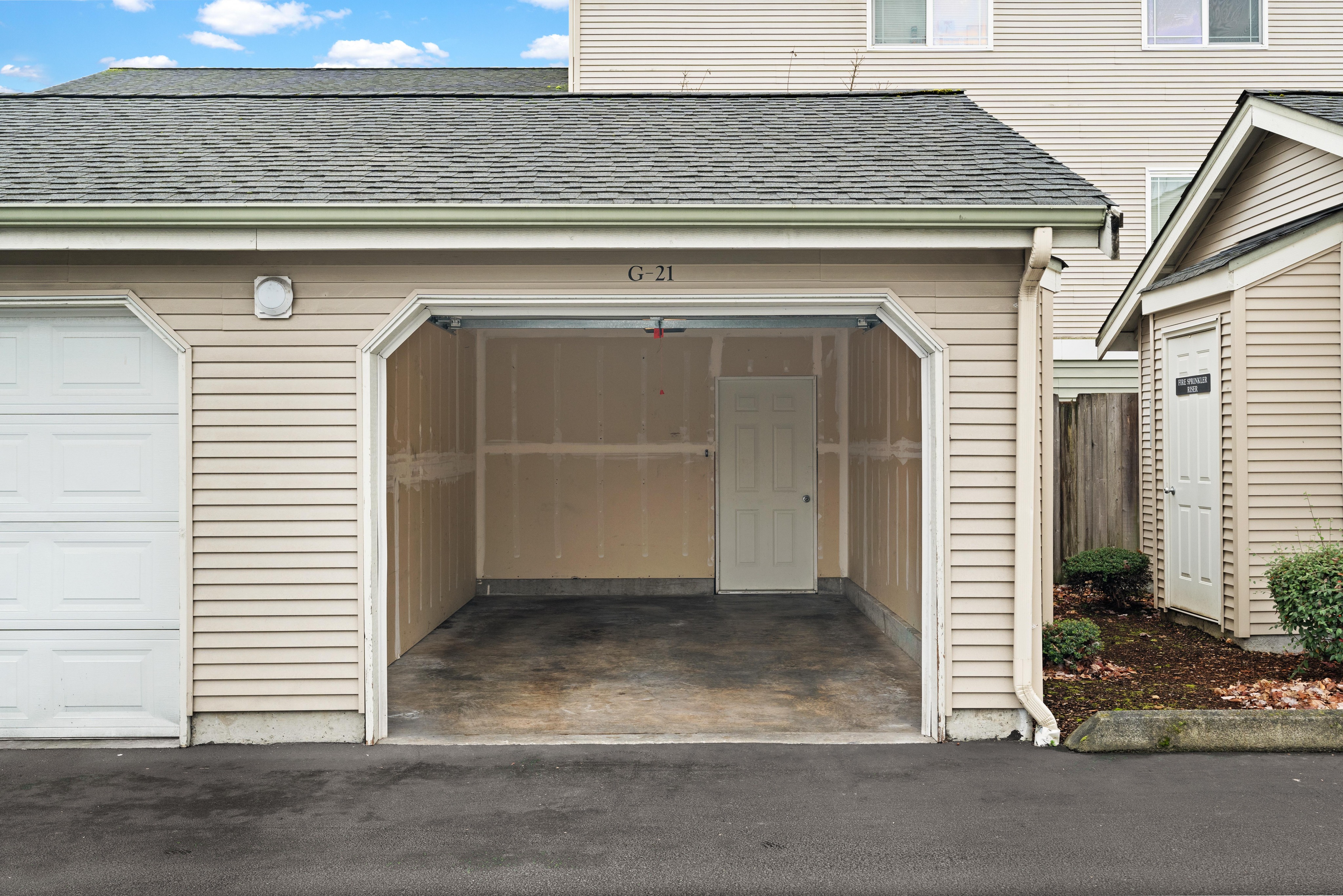 Private Garage l Apartments for Rent in Tacoma, WA l Cedar Court Apartments