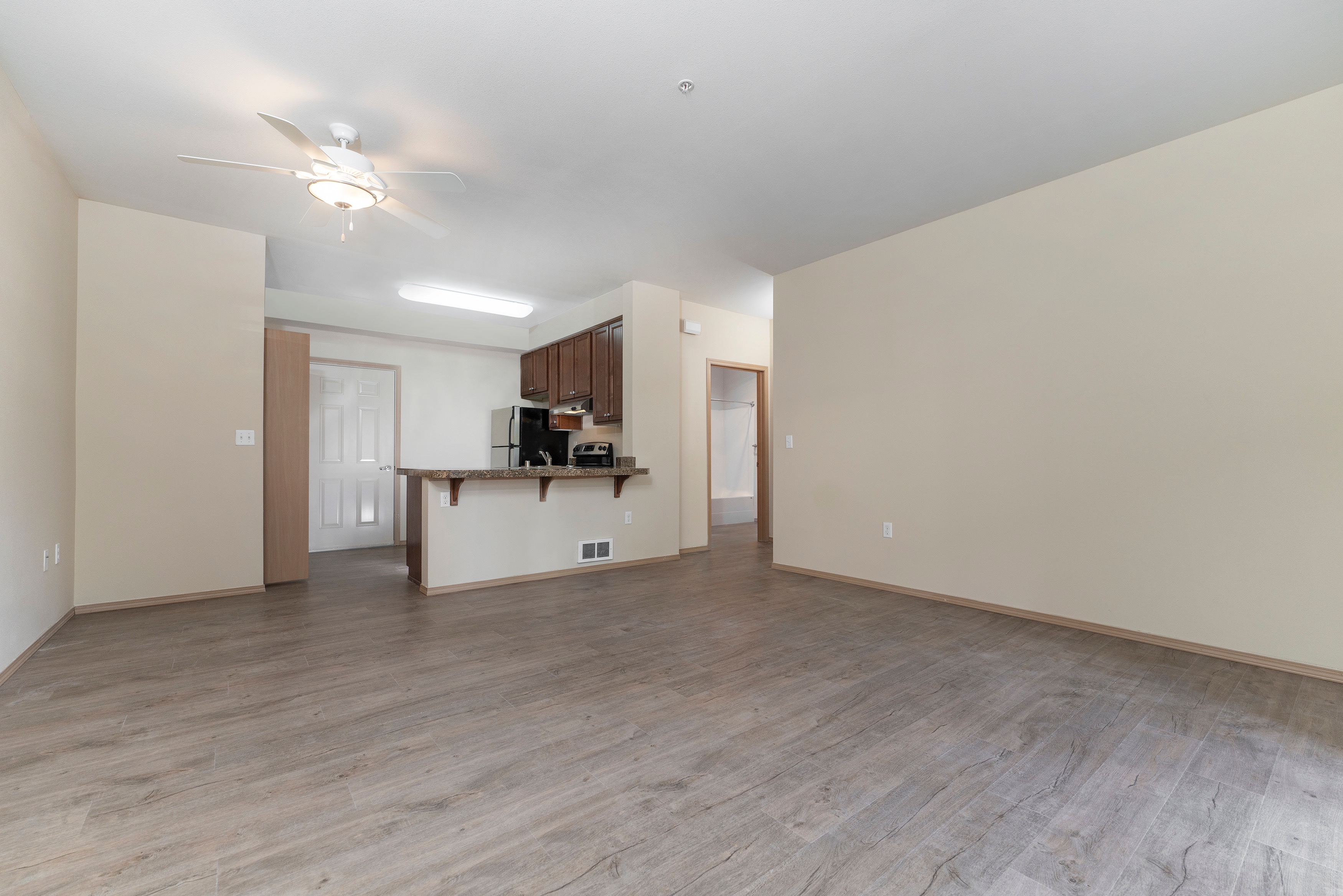 1x1 w/Garage - 749 sq ft