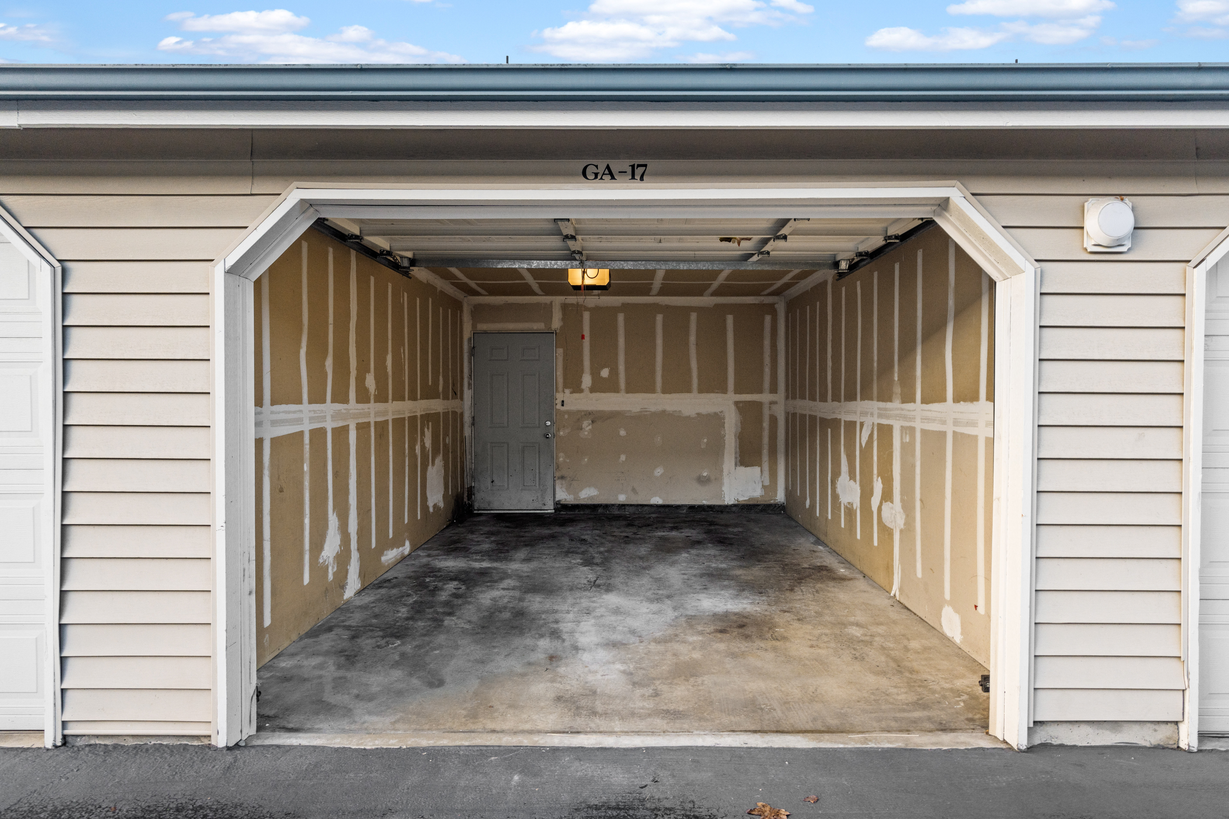 1 Bedroom w/Garage 720 Sq Ft