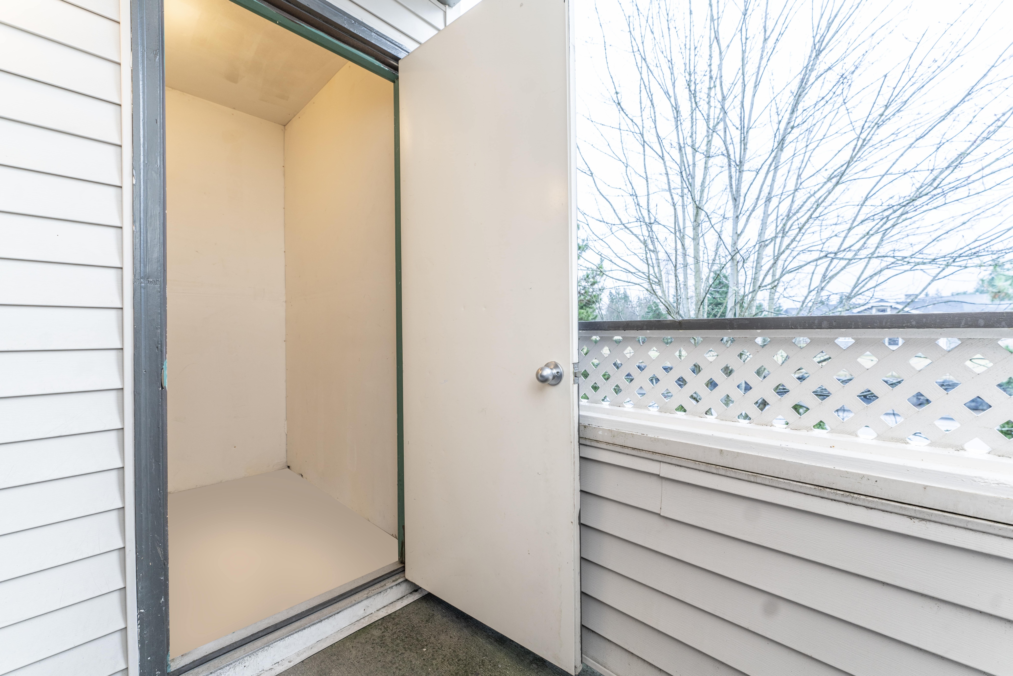 1 Bed 1 Bath Standard w/ Den - 822 Sq Ft