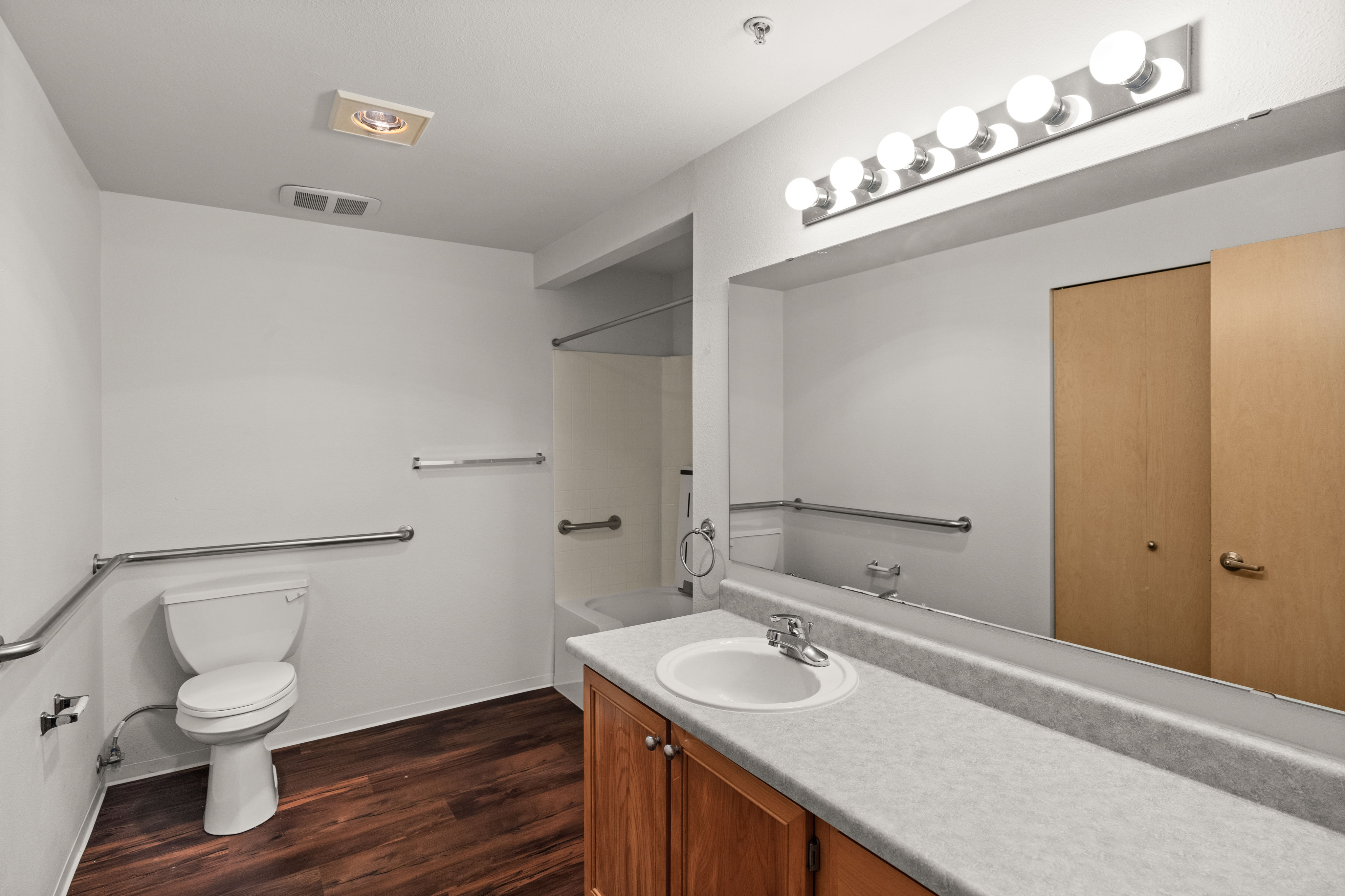 1 Bed 1 Bath Deluxe - 733 Sq Ft
