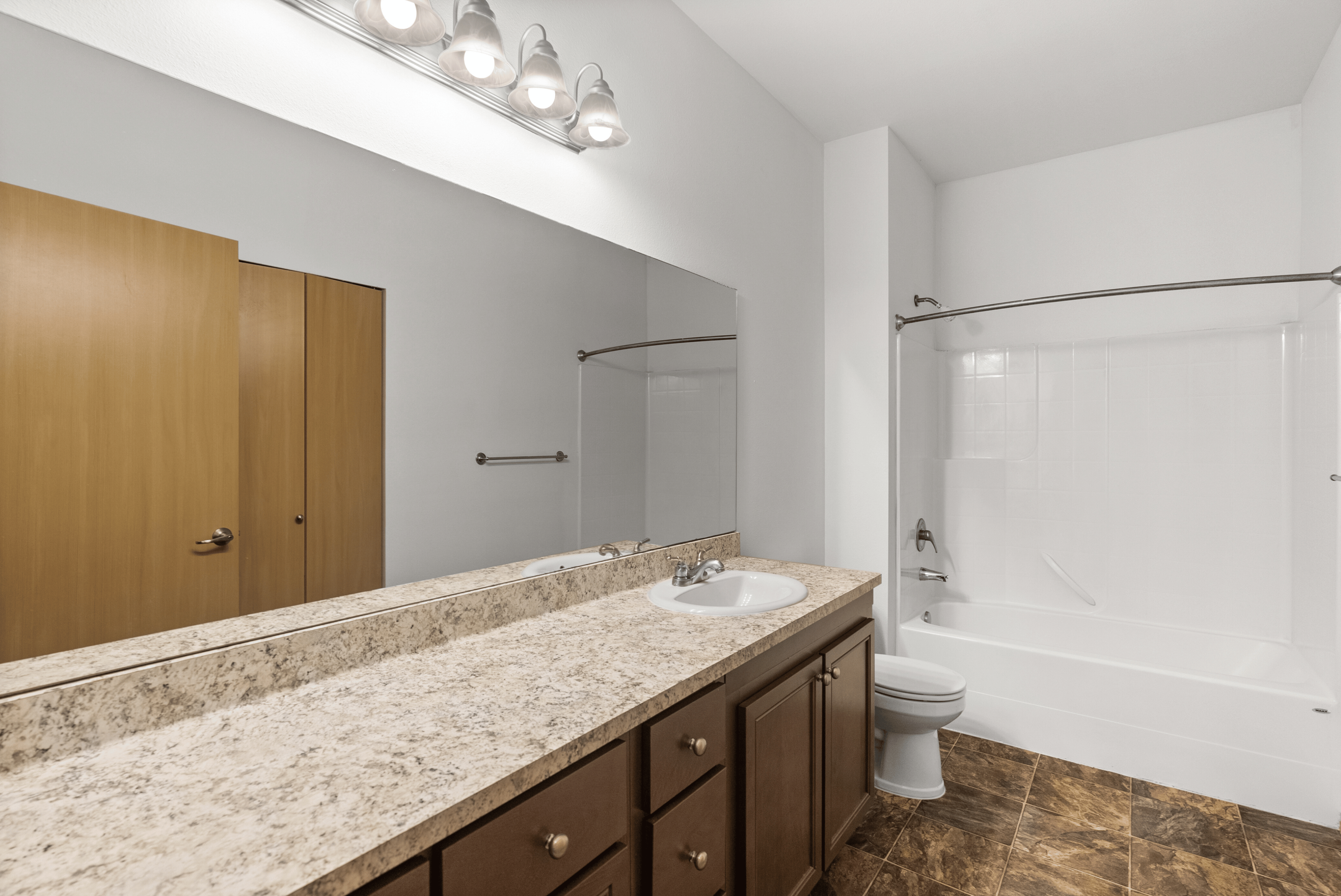 1 Bed 1 Bath Deluxe - 738 Sq Ft