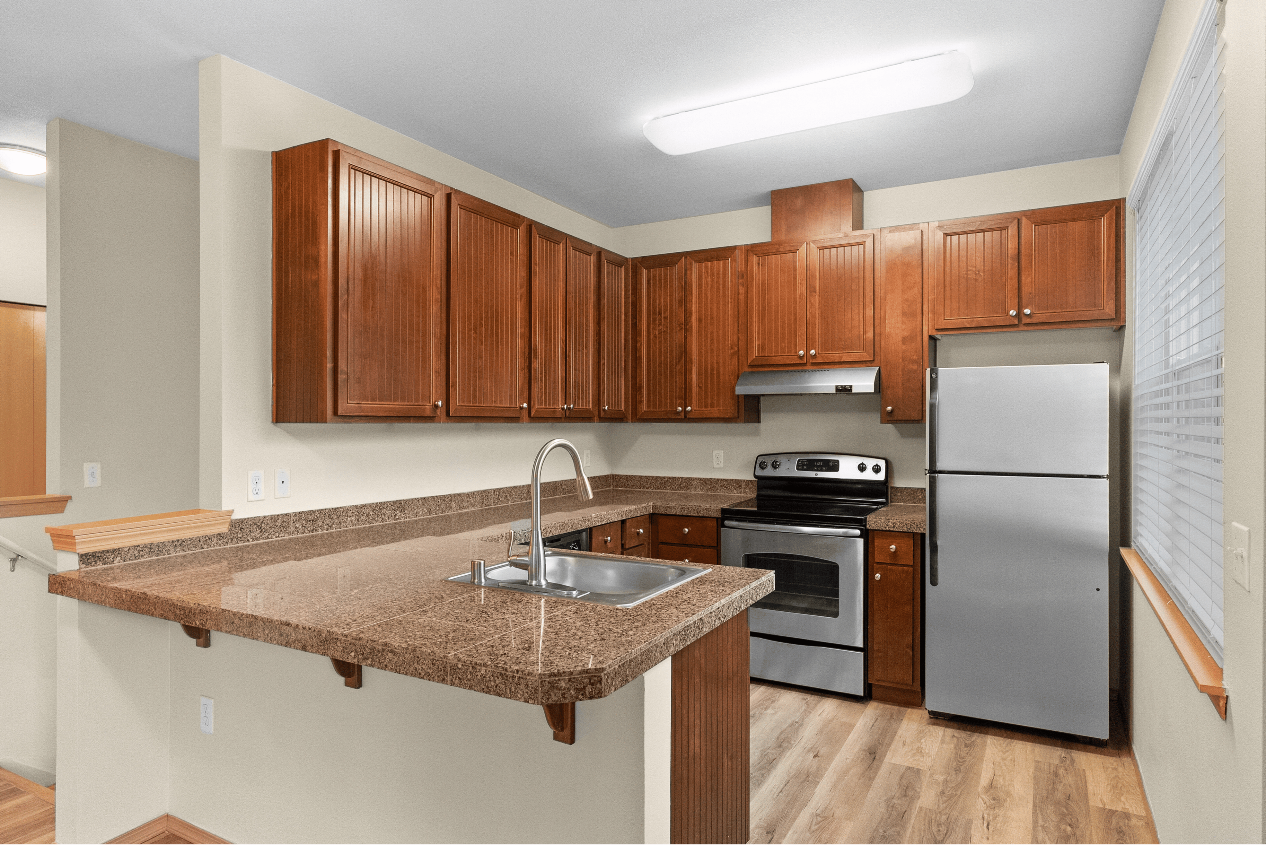 2-Story 2 Bed 2 Bath w/ Garage - 971 Sq Ft