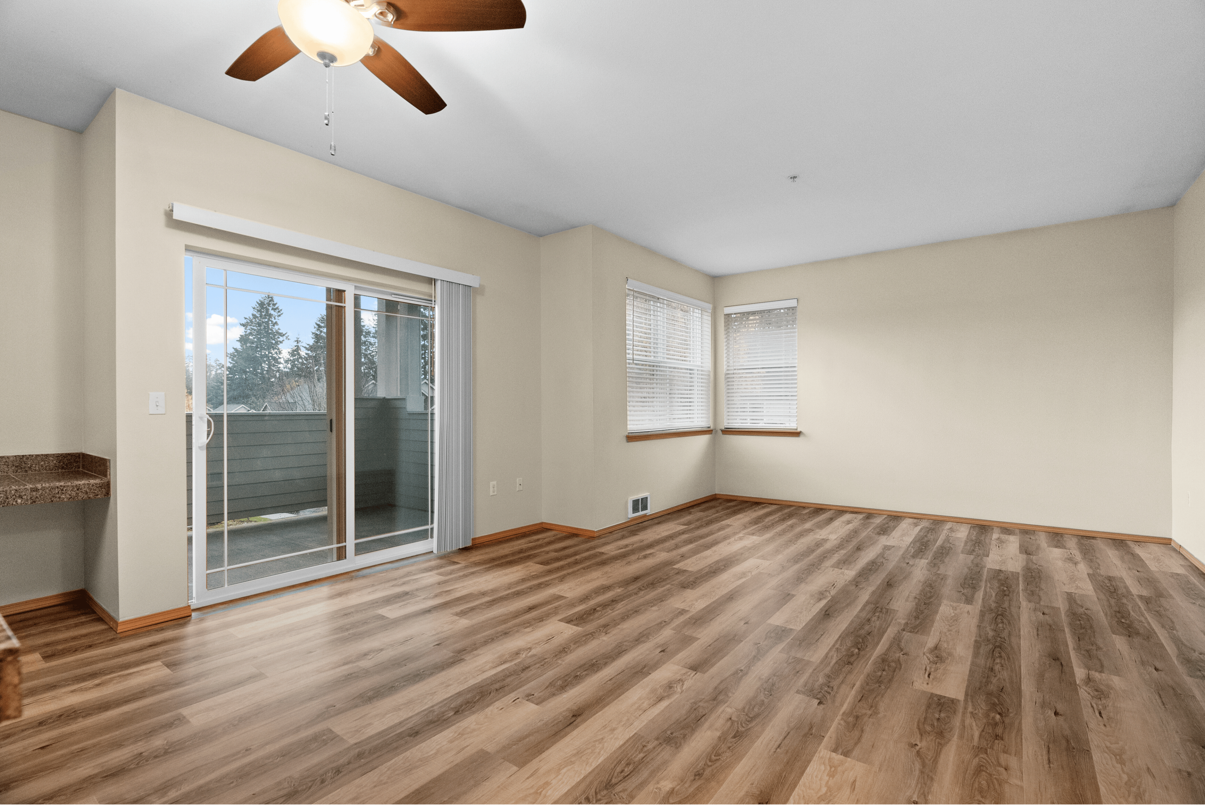 2-Story 2 Bed 2 Bath w/ Garage - 971 Sq Ft