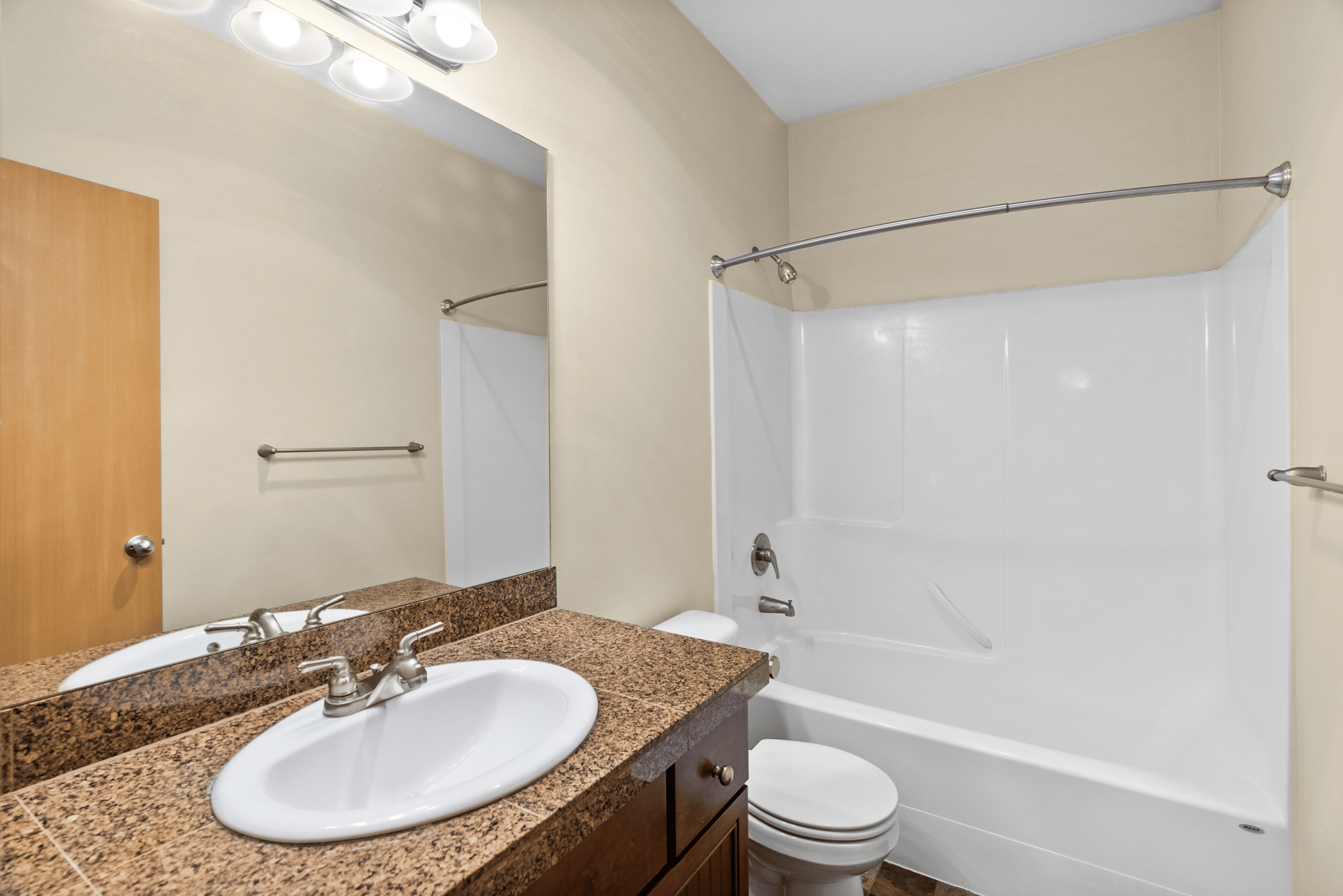 2-Story 2 Bed 2 Bath w/ Garage - 971 Sq Ft