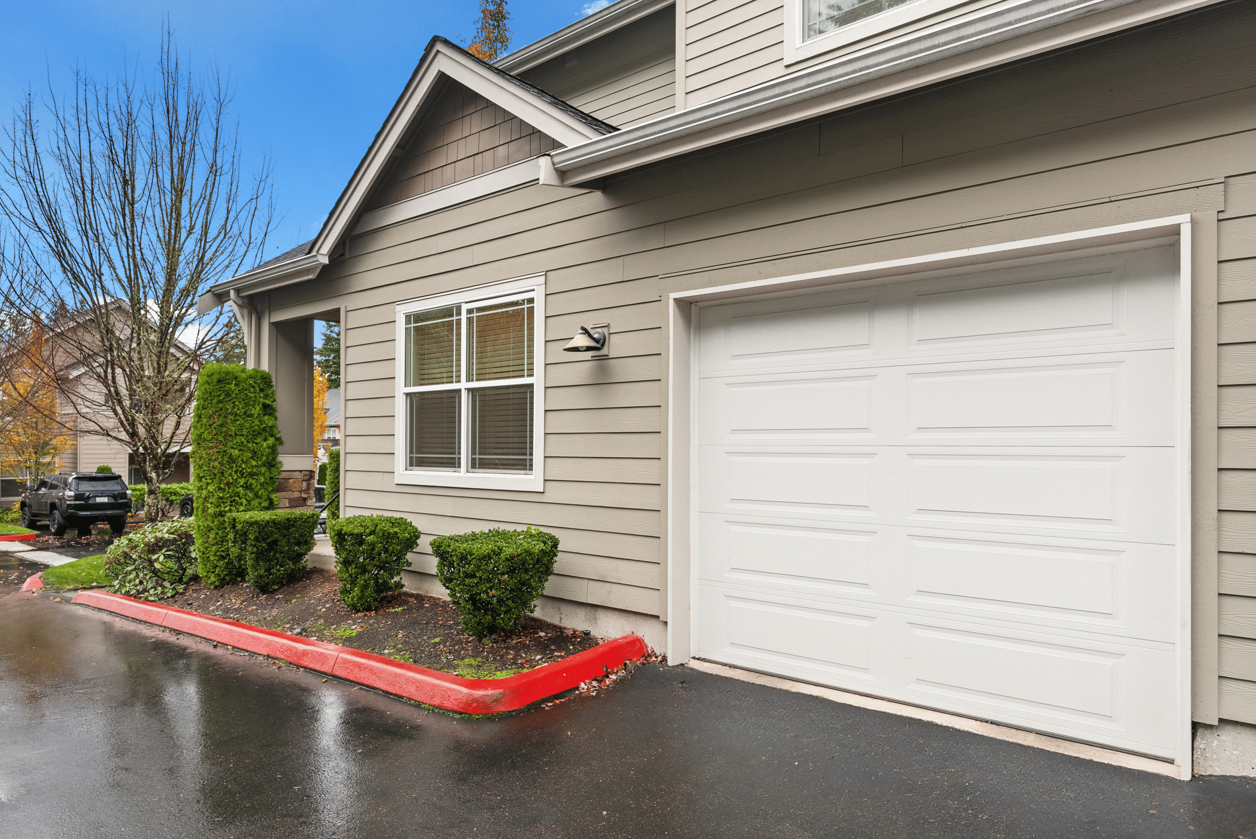 2-Story 2 Bed 2 Bath w/ Garage - 971 Sq Ft