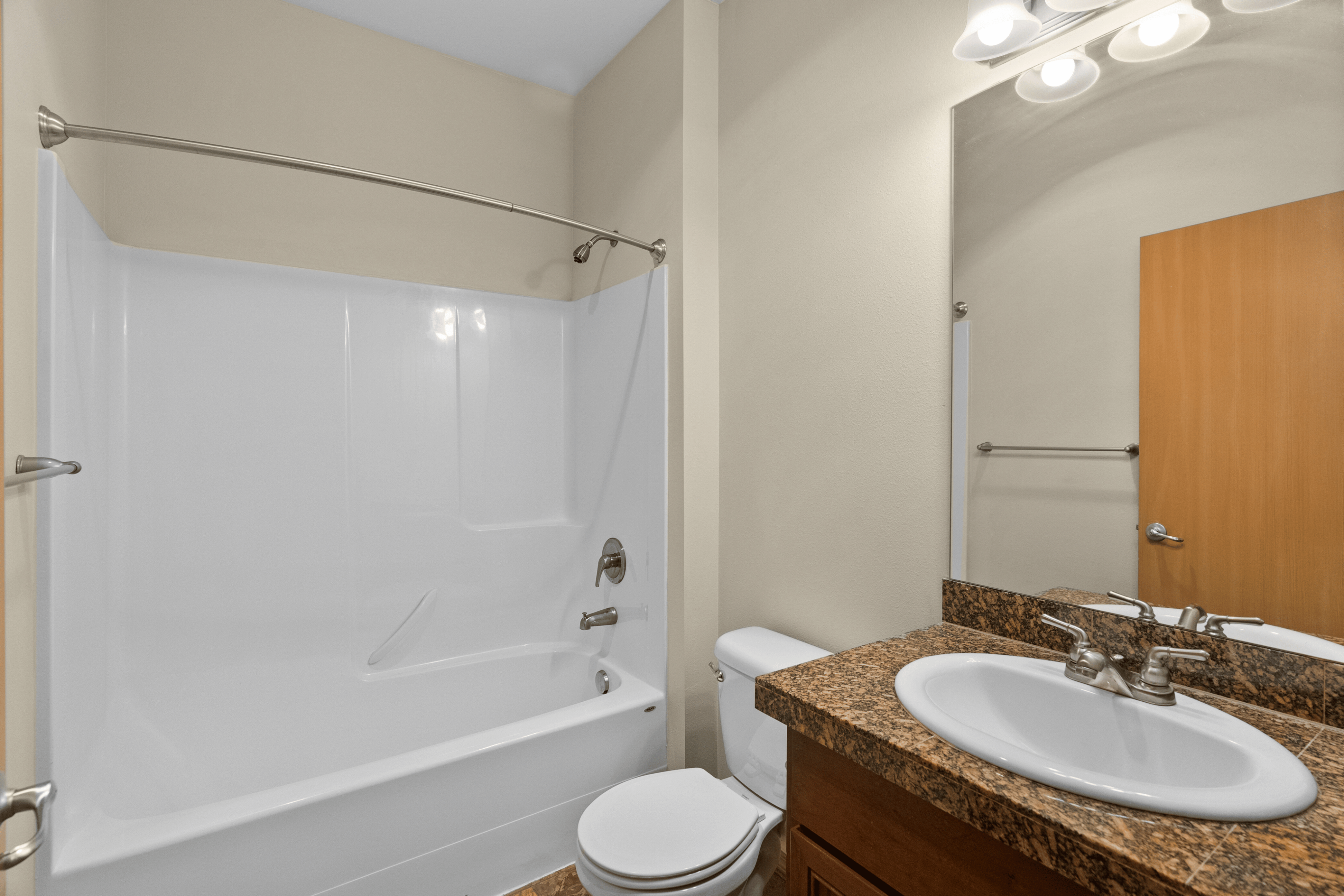 2 Bed 2 Bath Deluxe w/ Garage - 1174 Sq Ft