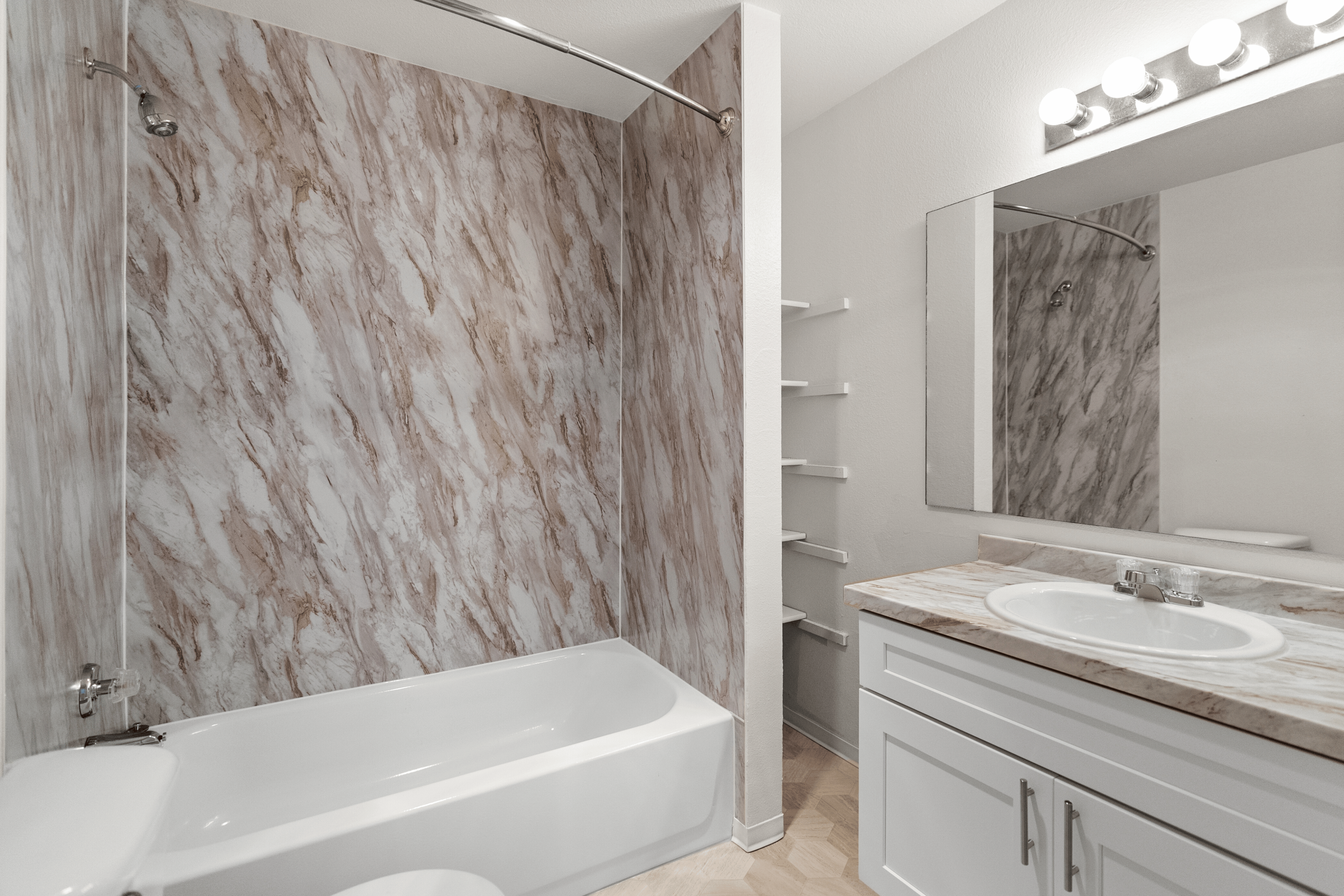 1 Bed 1 Bath with Den Deluxe - 840 Sq Ft
