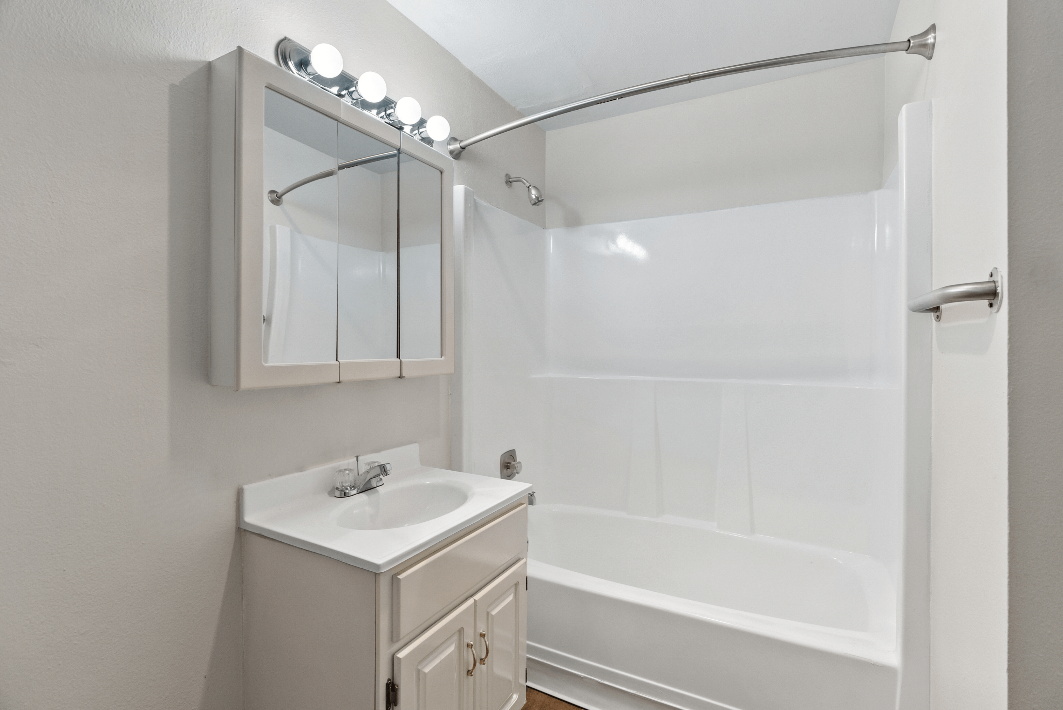 2 Bed 1 Bath - End Unit - 793 Sq Ft