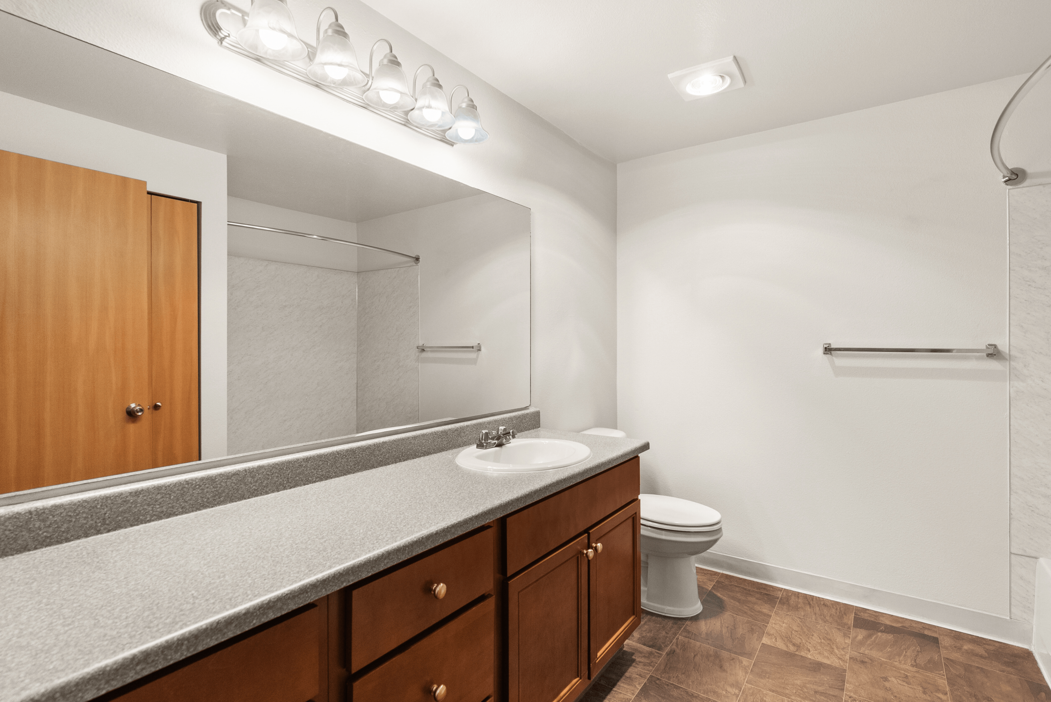 1 Bed 1 Bath Deluxe - 736 Sq Ft