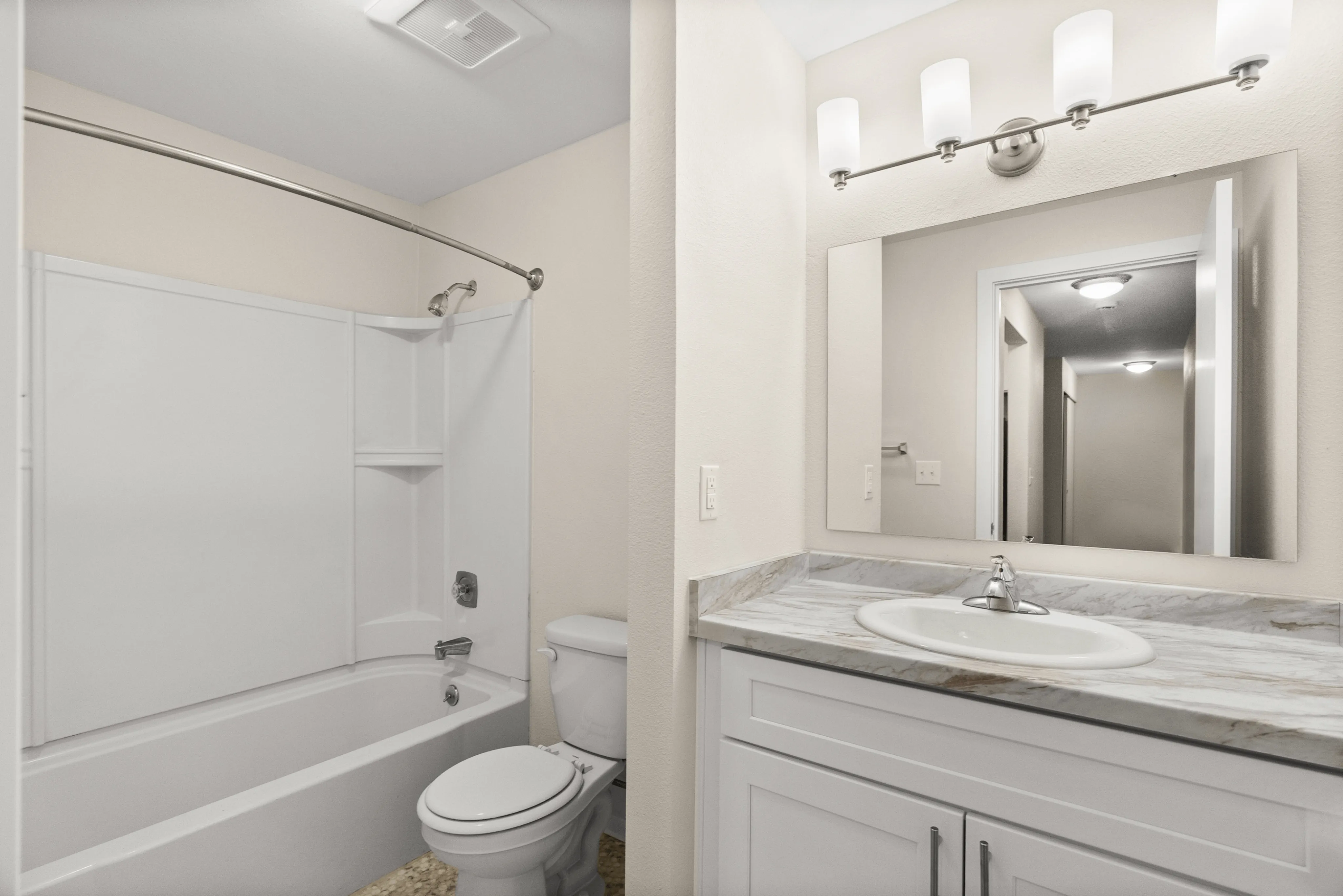 2 Bed 1 Bath Deluxe - 909 Sq Ft
