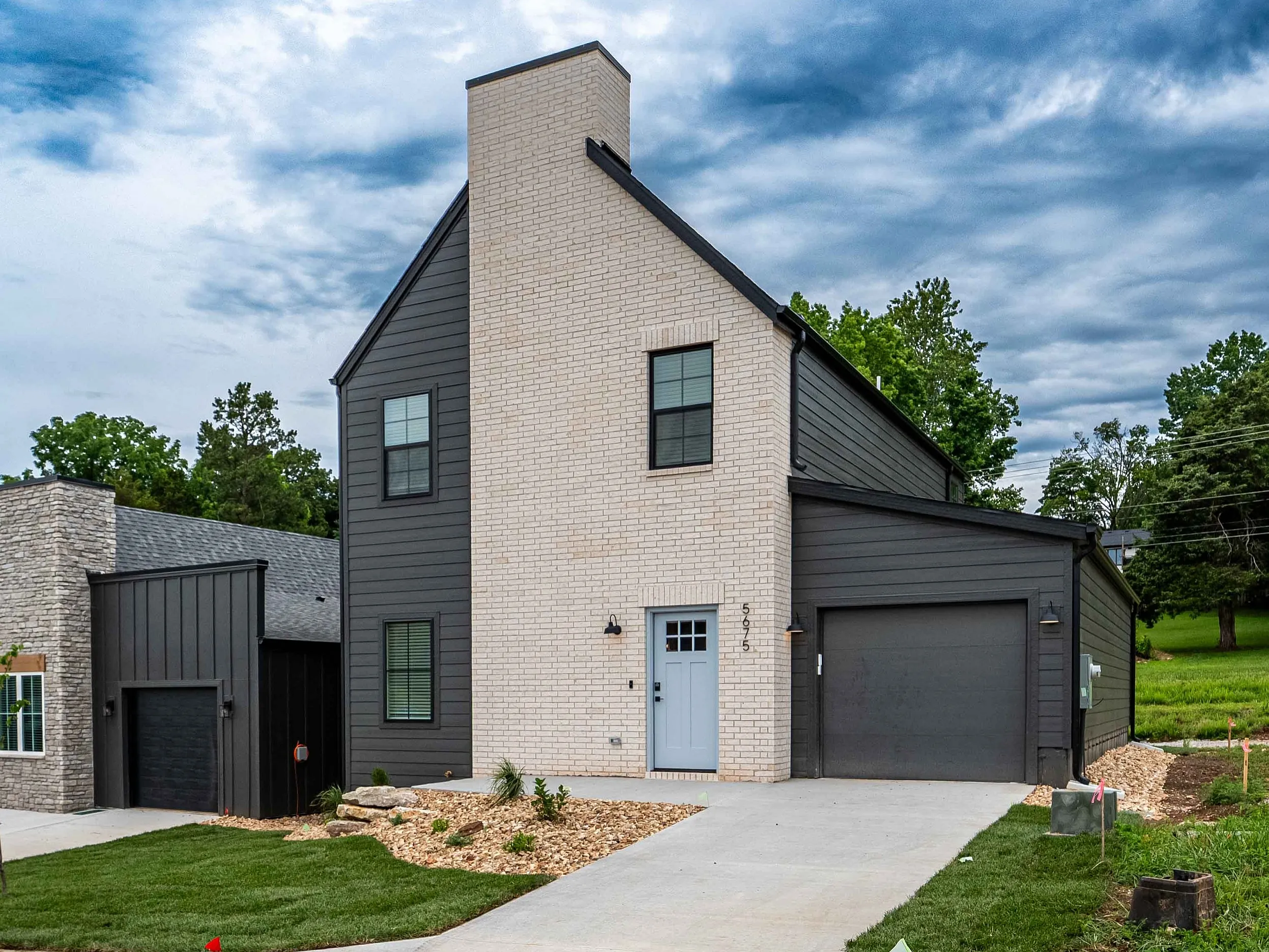 Owen-Silos-Subdivision-Springfield-Missouri-Brooks-Four-Bedroom-Front-Exteriors-And-Driveway