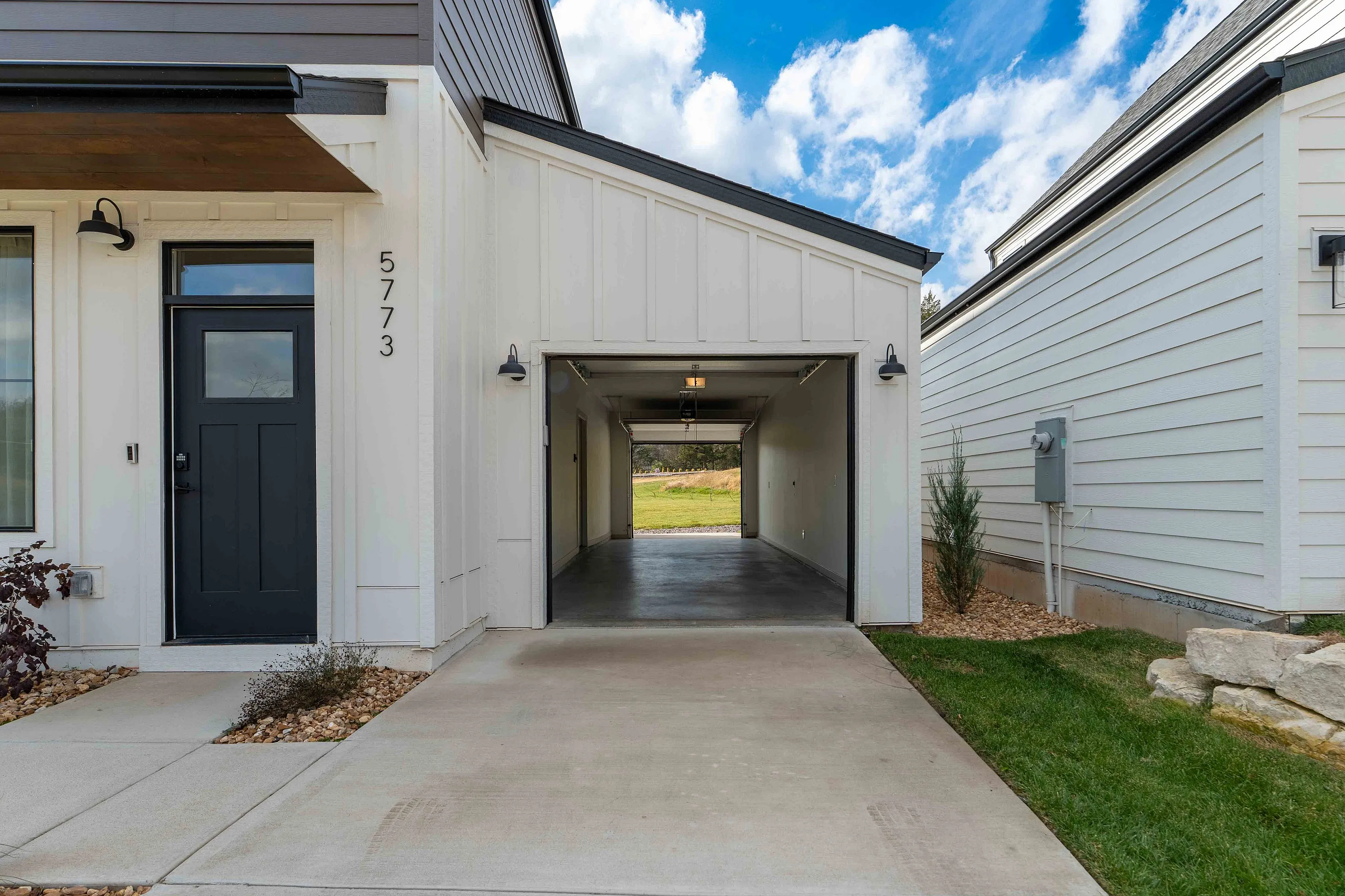 Owen-Silos-South-Springfield-Missouri-Furnished-Homes-The-Hudson-5773-Three-Bedroom-Attached-Two-Car-Tandem-Garage
