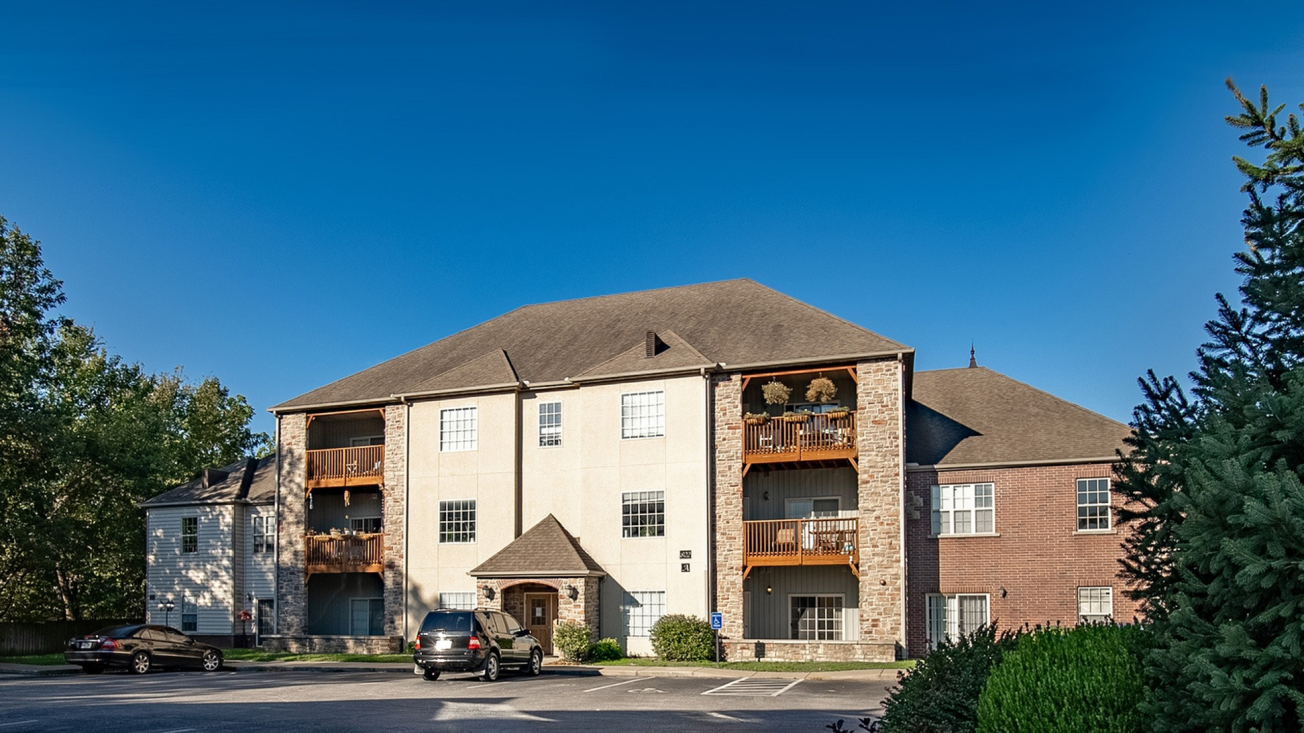 Martin Riley Apartments Building Exterior Springfield Missouri One Two Three Four Bedroom Apartment Homes Highway 65 Near Sam's Club Costco Sunshine