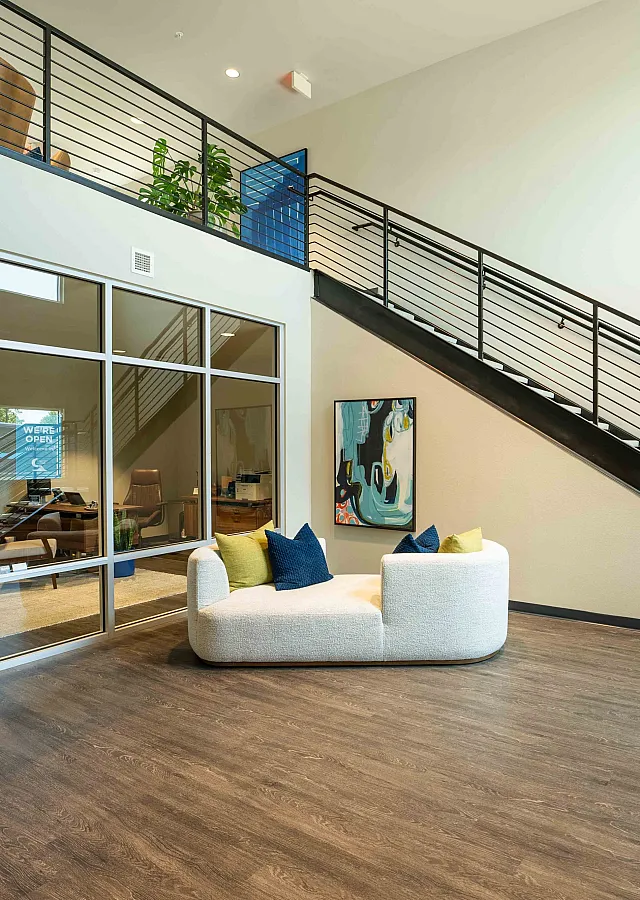 Crescent-Falls-Apartments-Joplin-Missouri-Amenities-Leasing-Office-Lobby-Seating