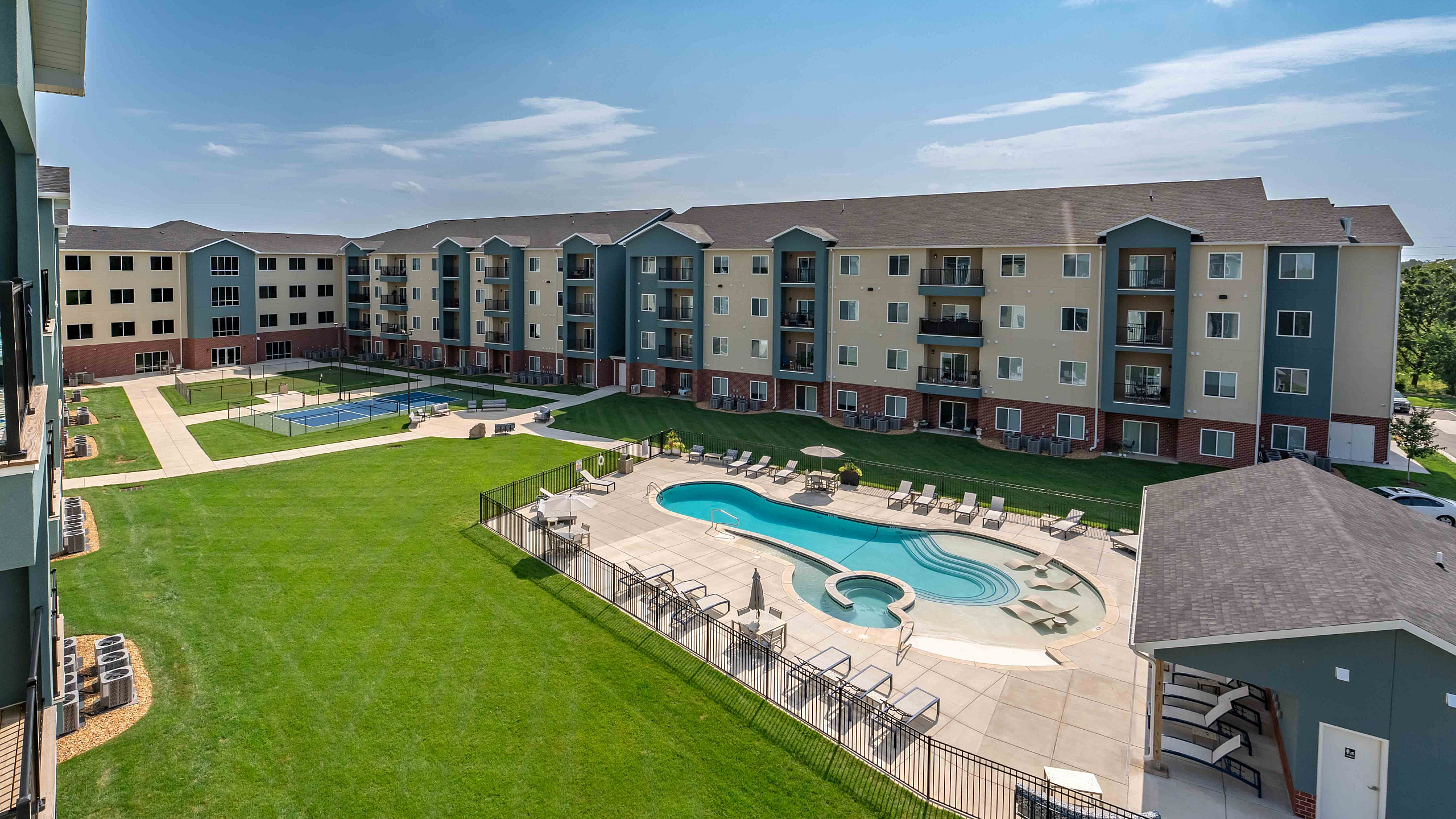 Crescent-Falls-Apartments-Joplin-Missouri-Amenities-Courtyard-Aerial-View