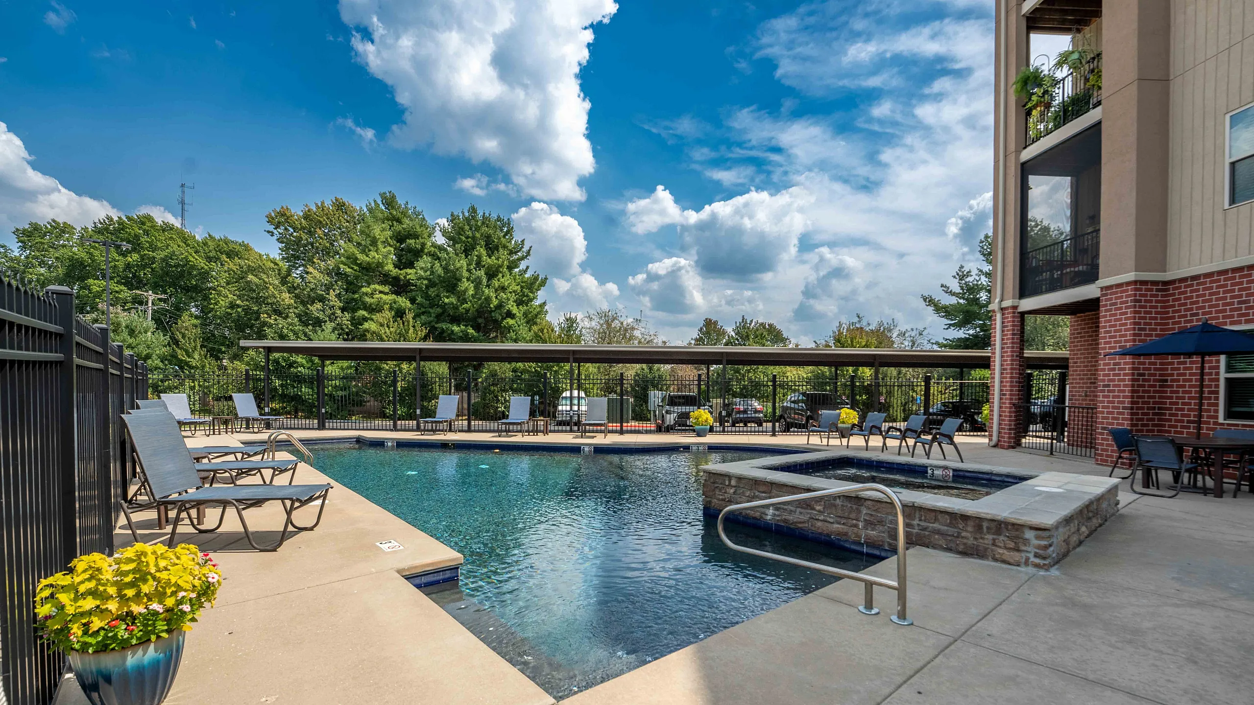 Coryell-Commons-55-Plus-Apartment-Homes-Springfield-Missouri-Pool-Hot-Tub