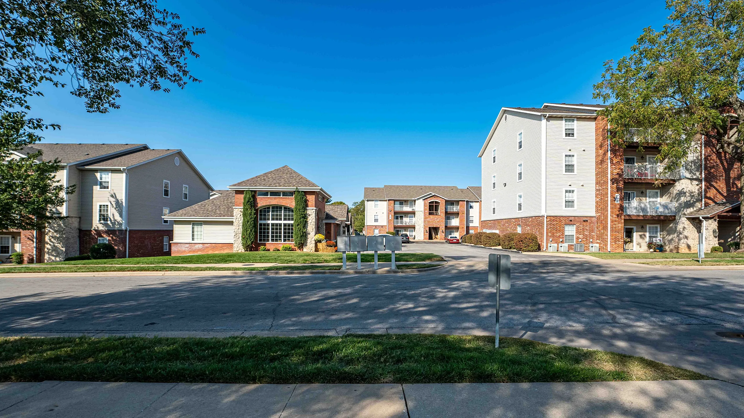 Battlefield-Park-Apartments-Springfield-Missouri-Exterior-Building-View-Studio-1-2-3-4-Bedroom-Apartments