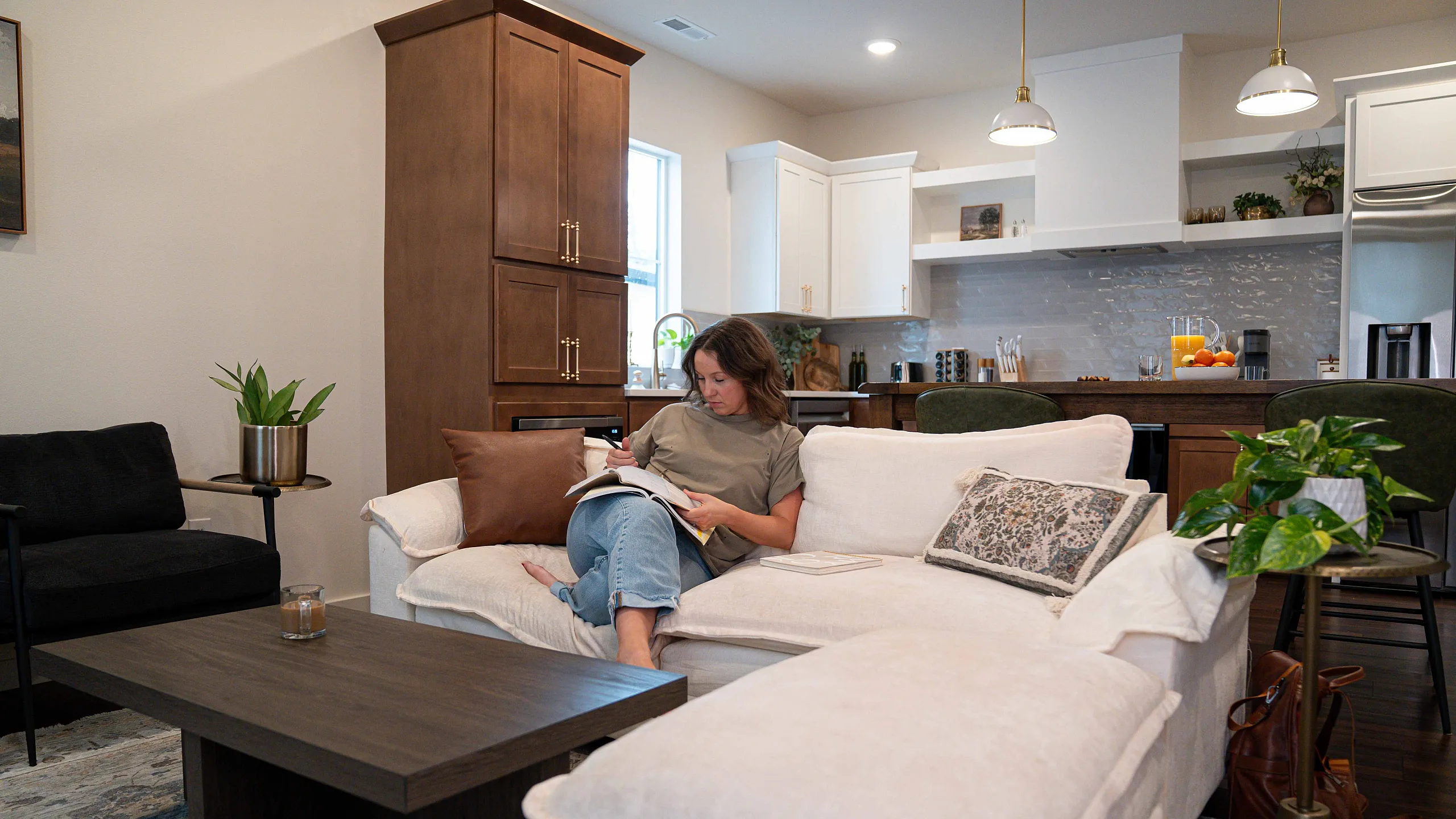 Owen-Silos-Subdivision-Springfield-Missouri-Furnished-Living-Room