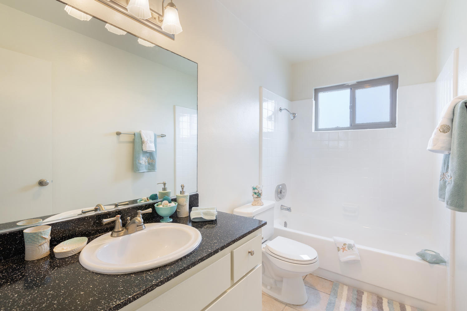 Ocean Beach, CA Apartments Elan The Plaza Apartment Homes