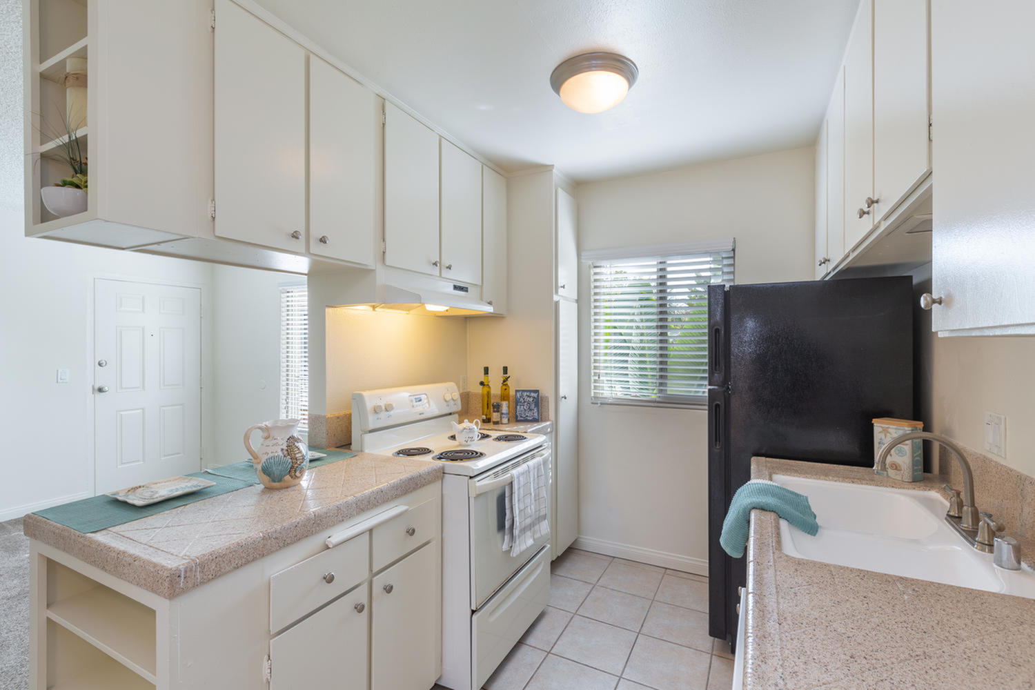 Ocean Beach, CA Apartments Elan The Plaza Apartment Homes