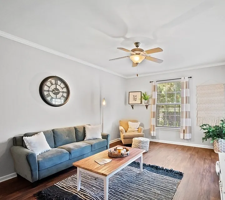 Centerville Manor - Cozy Living Room