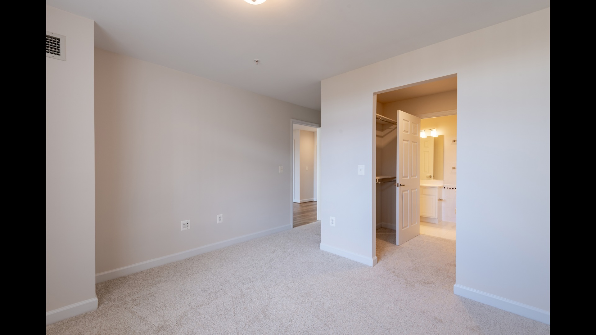 Luxury Bedroom | Luxury Arlington VA Apartments | Wildwood Towers