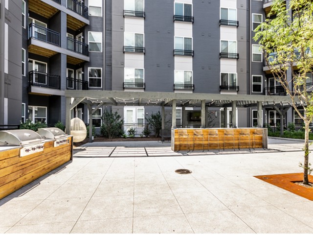 Courtyard with Grills