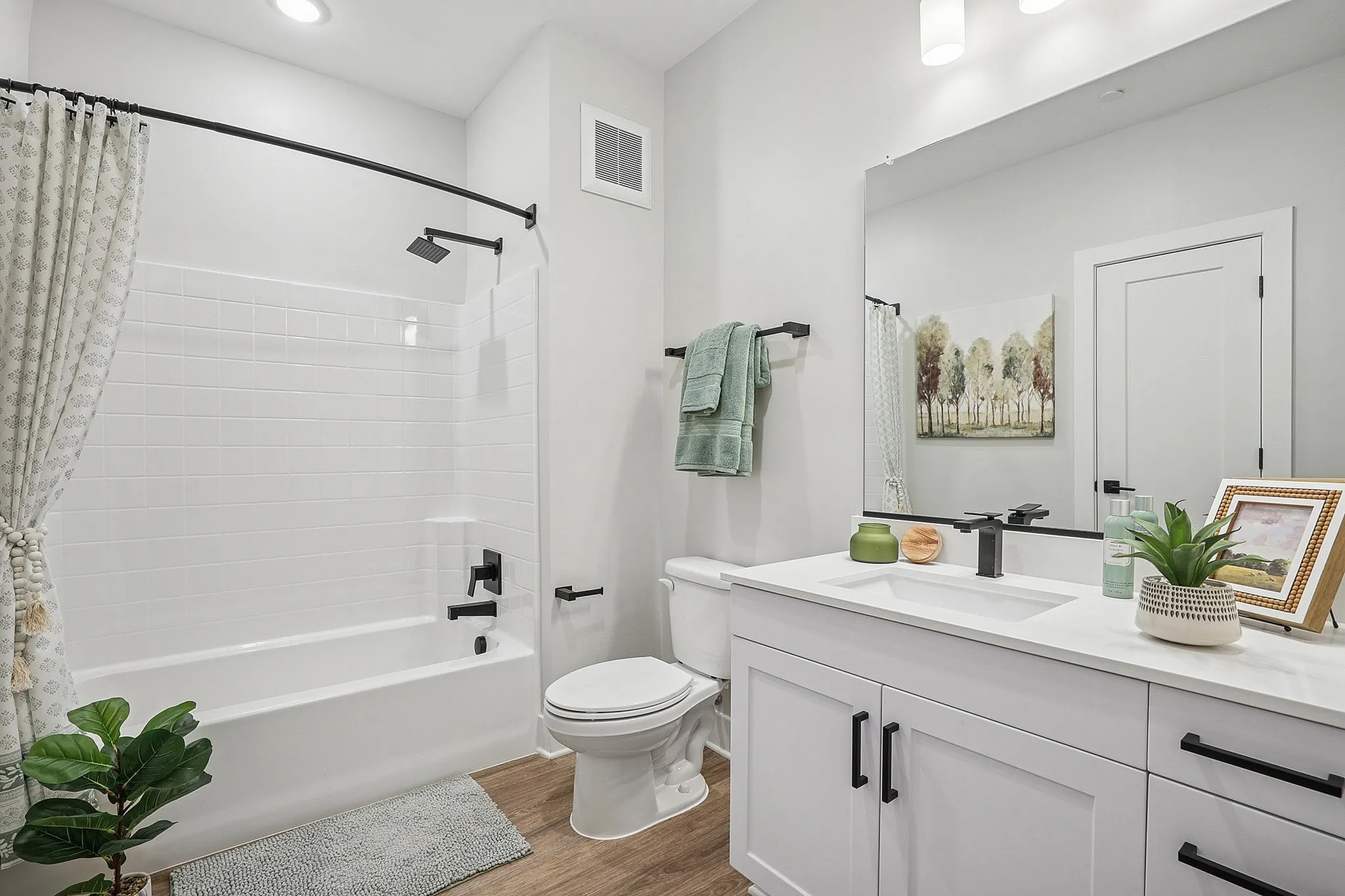 Guest bedroom with large vanity and tub/shower combo