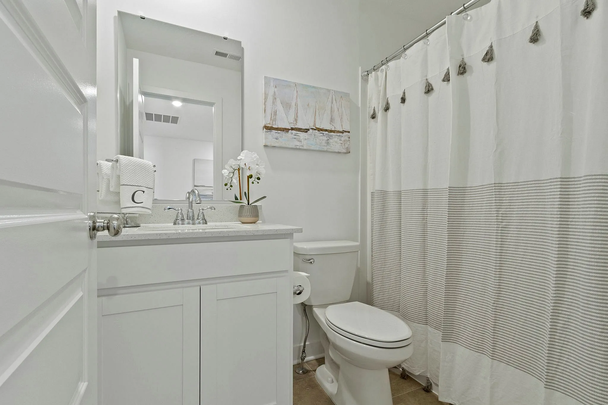 Secondary bathroom with a tub/shower combo