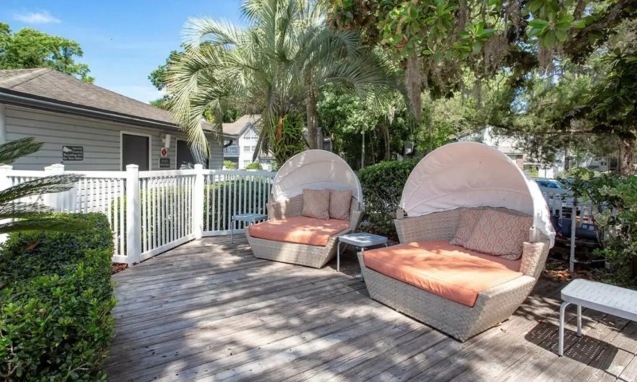 outdoor lounge chairs