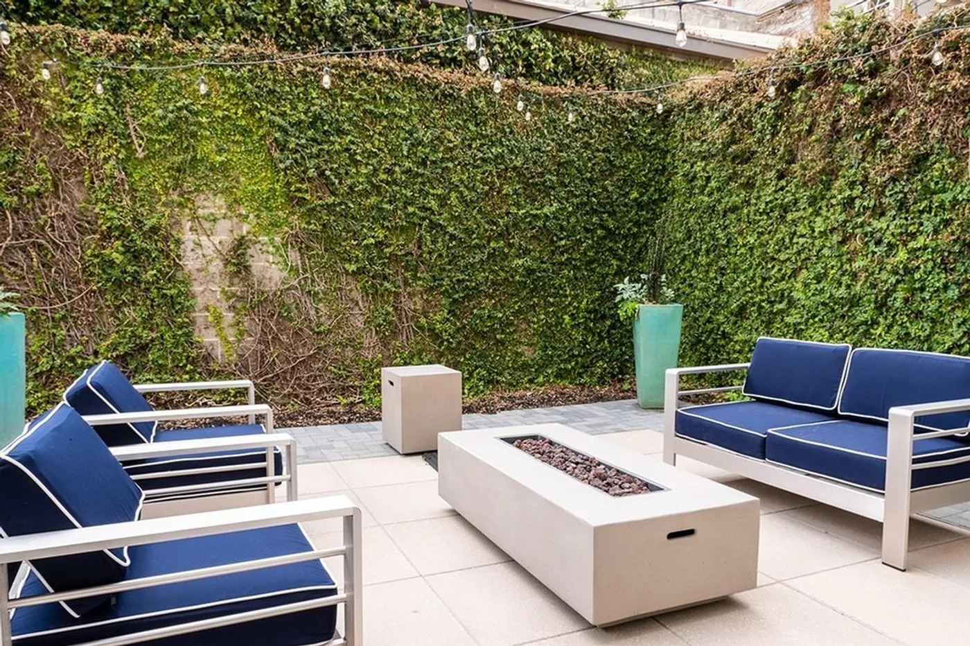 Outdoor fire pit lounge