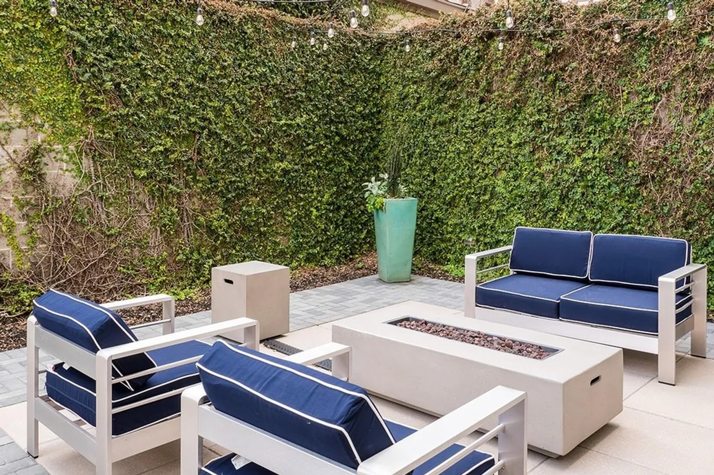 Outdoor fire pit lounge