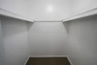 Herbert - Walk-in Closet