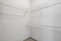Lenox - Walk-in Closet 2
