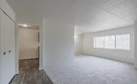 Spacious & Light Living/Dining Area