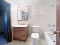 Classic 1 Bed / 1 Bath - 700 SF - Bathroom
