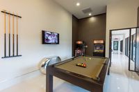 Pearl Washington Billiards Room | Apartments on Washington Ave | Houston, TX Apartments