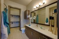 Pearl Washington Apartment Bathroom | Apartments on Washington Ave | Houston, TX Apartments