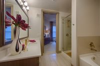 Pearl Washington Apartment Bathroom | Apartments on Washington Ave | Houston, TX Apartments