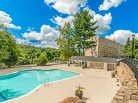 The Falls at Roland Park Apartment Homes in Baltimore for Rent