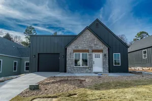 Owen-Silos-Subdivision-Luxury-Homes-South-Springfield-Missouri-Two-Bedroom-Anderson-Front-Patio-And-Driveway