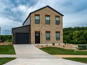 Owen-Silos-Subdivision-Springfield-Missouri-Glasford-Four-Bedroom-Front-Yard-And-Driveway