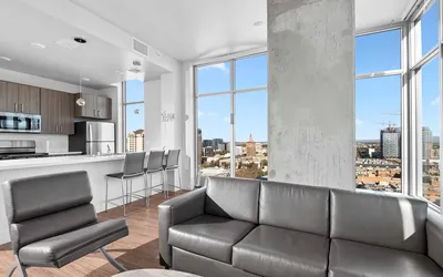 The Grad - Modern Living Area