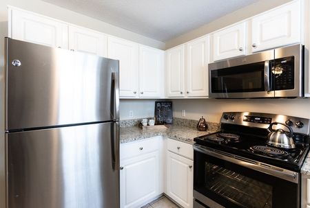 High-End Kitchen Appliances, 2 Bedroom 1.5 Bath| East Amherst NY Apartment Homes | Autumn Creek Apartments